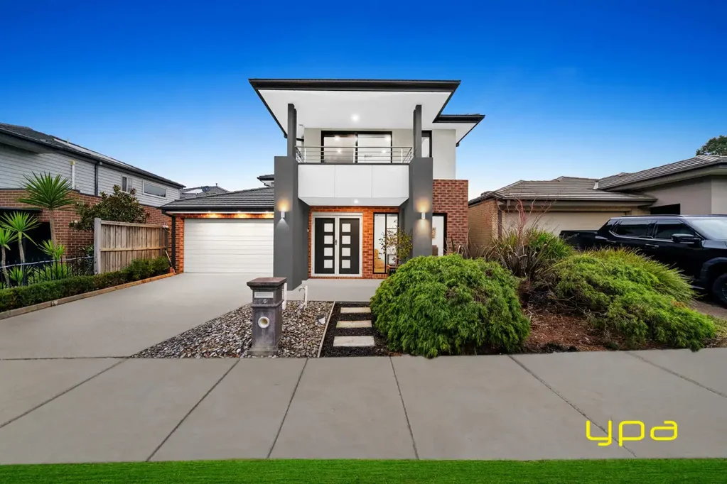 Cranbourne East 5房 Carlisle建造双层宅 36平米URL 豪华设计多空间 两处起居四卧房 主卧套间带阳台 双车库太阳能 便捷交通近设施 Luxurious Living in Cranbourne East Approx. 36 Square