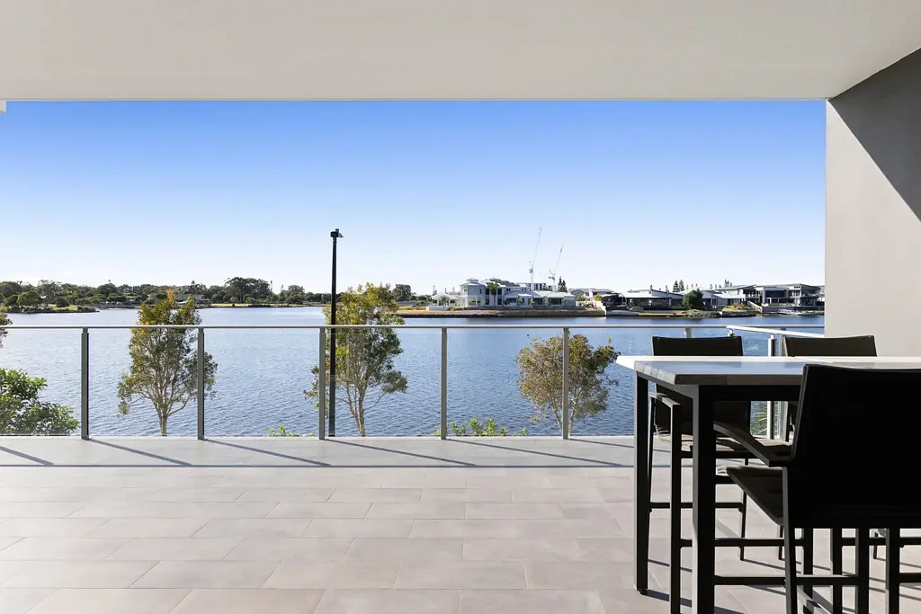 Birtinya 2Phòng ngủ Like new ! Ground floor waterfront unit