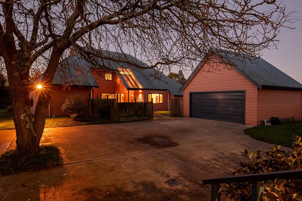 Feilding Architectural Lifestyle With Busy B&B