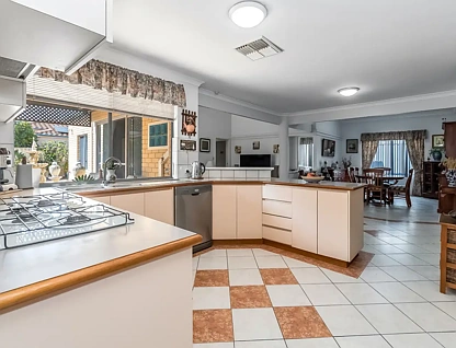 10 Fitzgerald Loop, Canning Vale, WA 6155, 4房, 2浴, 独立屋