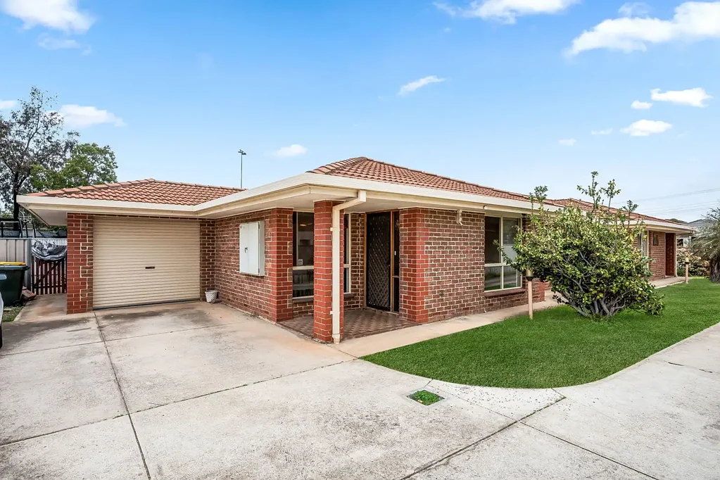 Pristine home unit freshly updated 2 bedroom home unit in small group