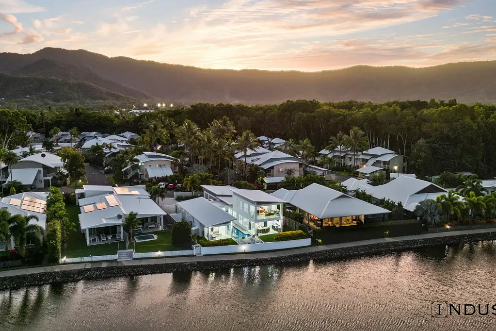 Trinity Beach 4Kwarto A statement of style, space and serene lagoon front living.