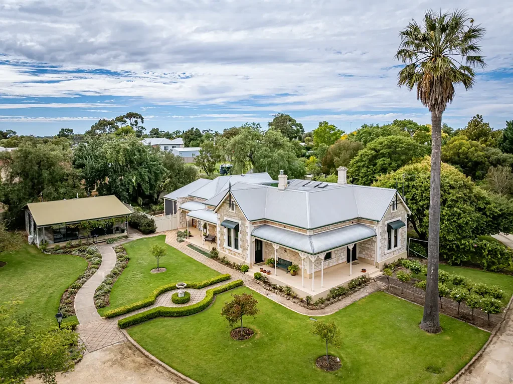 Naracoorte 5房  Character, Timeless Appeal - 2 Residences including Airbnb - 4,808m2