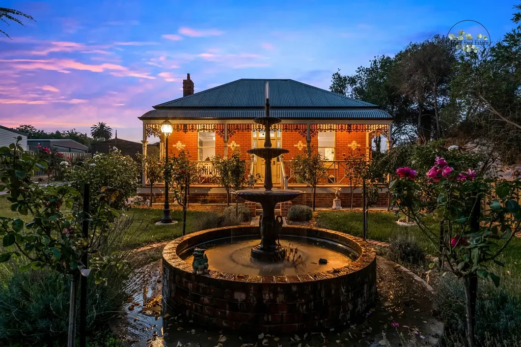 Golden Square 4房  Luxurious Family Home on a Huge Block in a Blue-Chip Location
