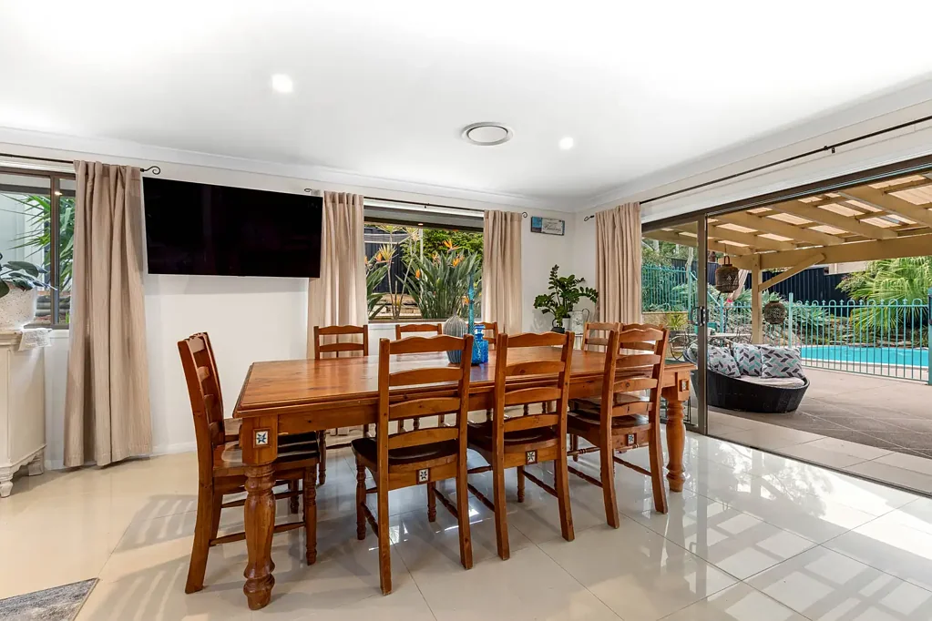 Illawong 4 Bedroom SPACIOUS FAMILY LIVING WITH A RESORT-STYLE BACKYARD