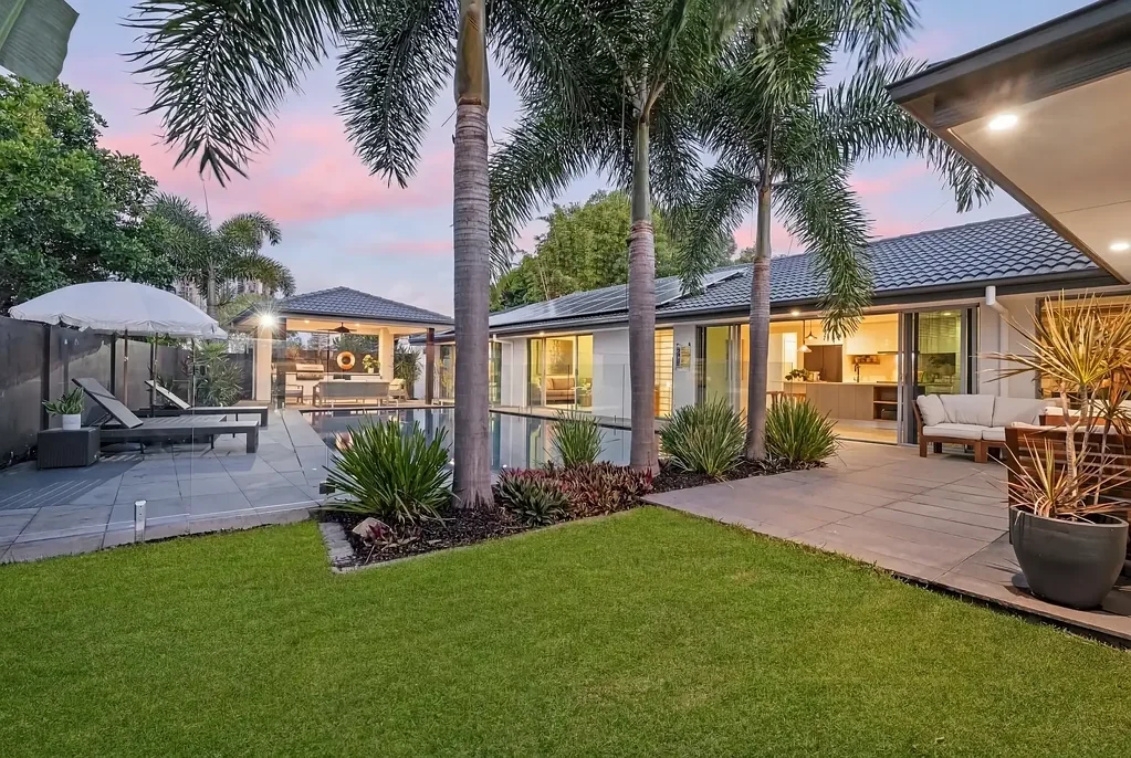Burleigh Waters 5房  Large family home, large block in one of the most exclusive streets in Burleigh