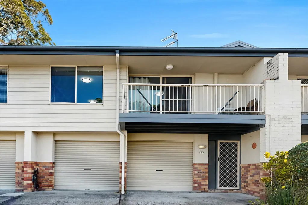 Molendinar 2Zimmer Beautifully Presented Townhouse with Double Garage & 4-Car Parking