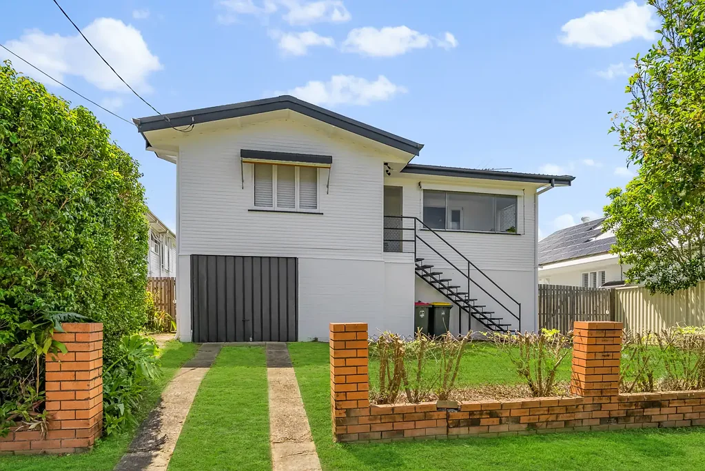 Mitchelton 3房 Mitchelton静谧街道 663m²巨幅平地 精心翻新 现代舒适厨房 高品质硬木地板 未来升值潜力 Renovated Post-War Home on flat and spacious 663m2 block