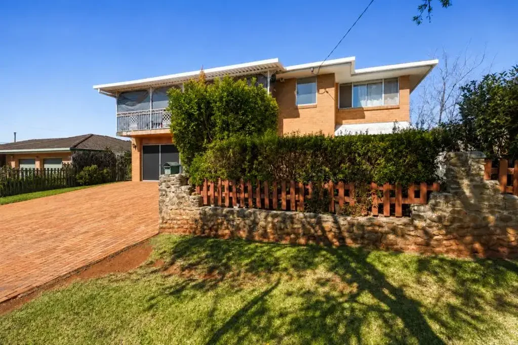 Centenary Heights 6房 宽敞双层砖房 - 包含所有水电煤费用!! Two Homes, Endless Possibilities - Ultimate Multi-Generational Family Haven Offering Incredible Value!!