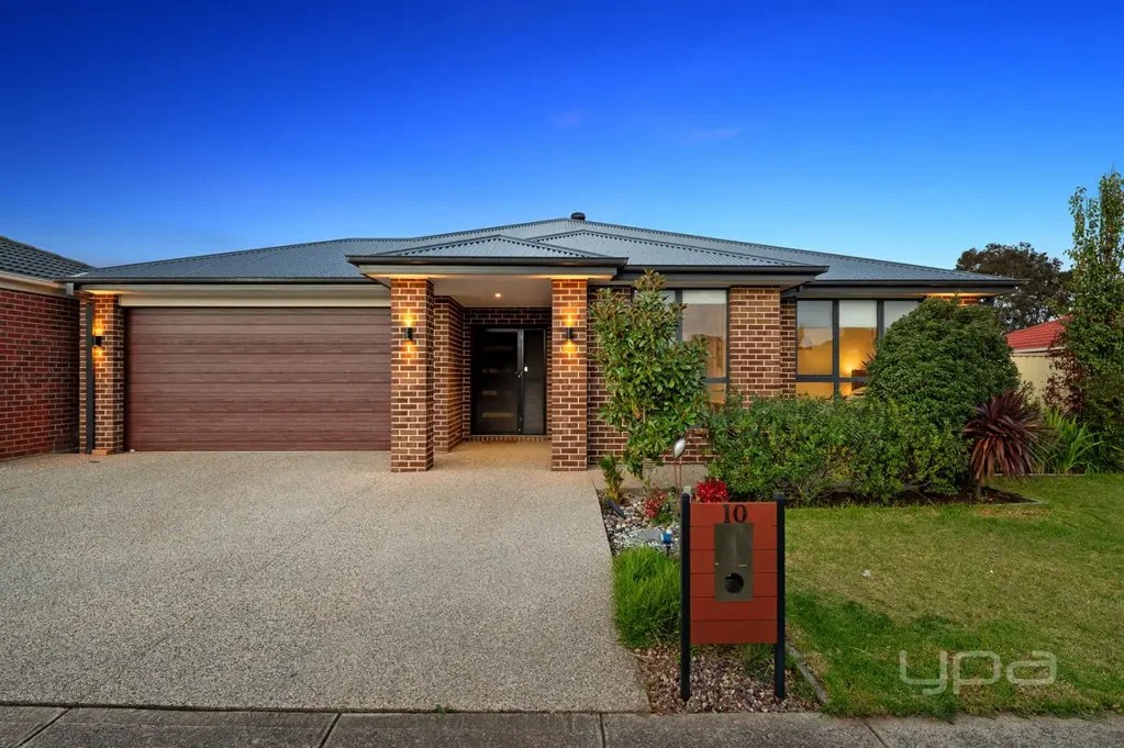 HUGE FAMILY 4 BEDROOM HOME & 3 BATHROOMS