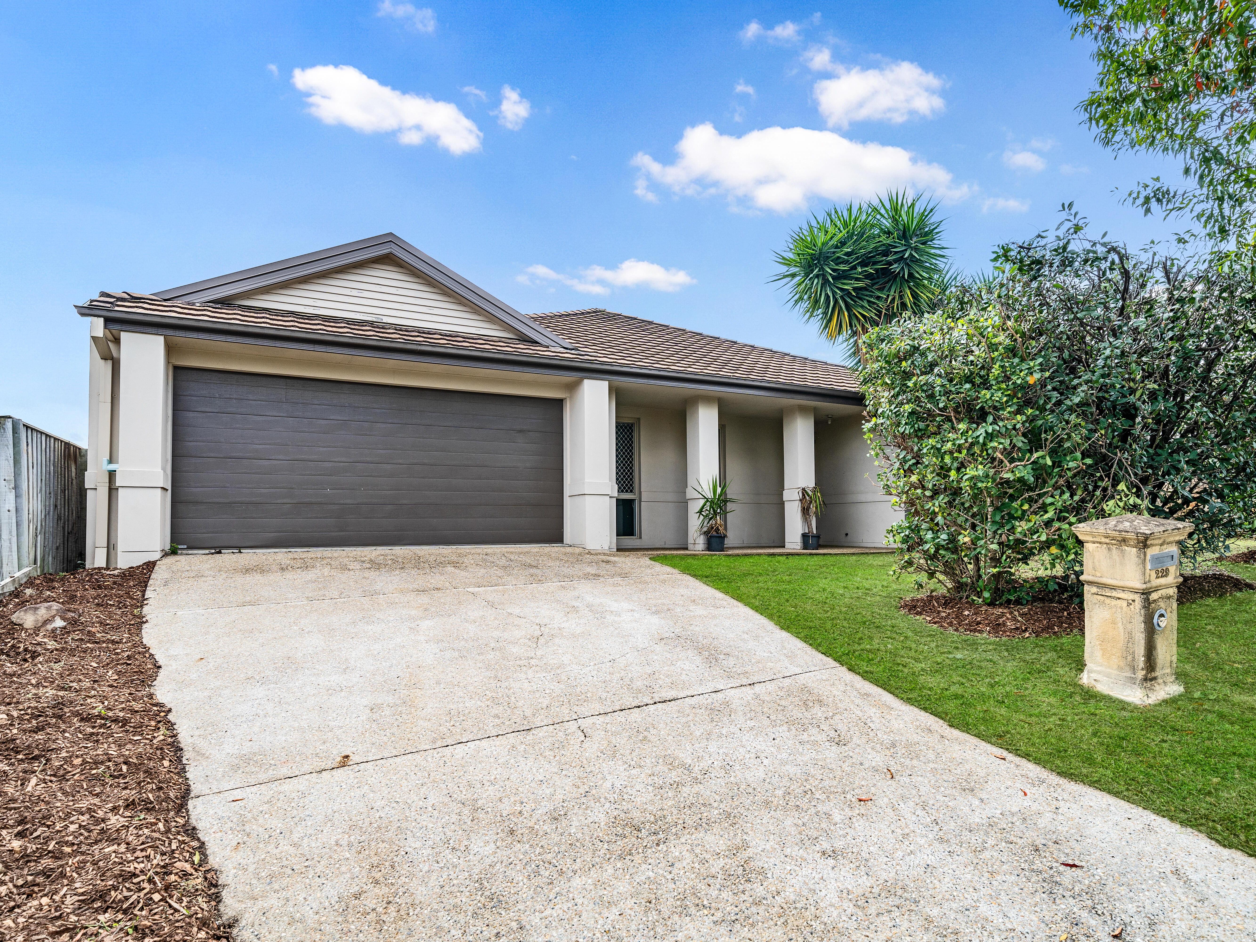 229 ALAWOONA ST, REDBANK PLAINS QLD 4301, 0 chambres, 0 salles de bain, House