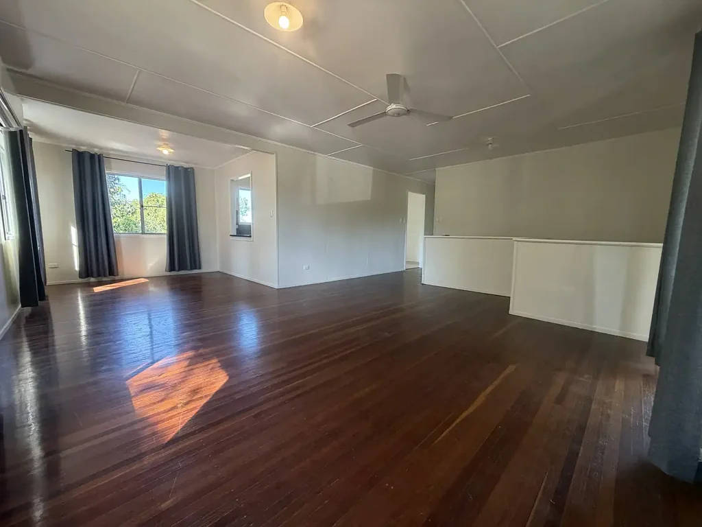 Spacious 4 Bedroom high-set home + 1 office or Bedroom Downstairs