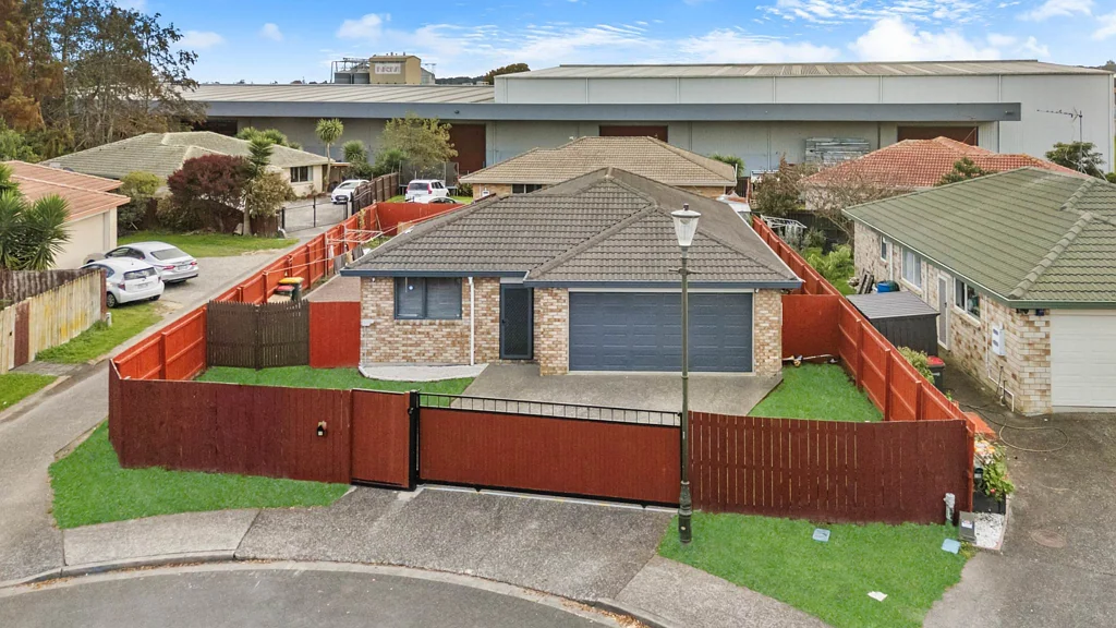 Takanini 4房  BRICK & TILE BEAUTY – FULLY FENCED & MUST BE SOLD