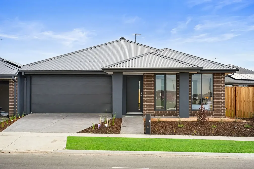 Clyde North 4Kwarto Brand New House -Smith Lanes