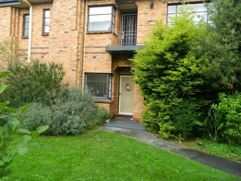2 Bedroom Unit Tram and Shops at your door step!
