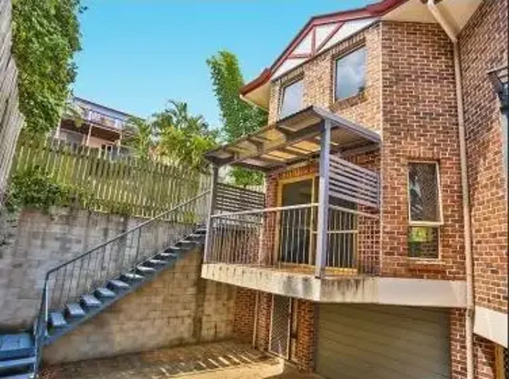 Large - 2 Bed & 3rd Bed/Study - 3 level Townhouse with Large Yard in Quiet Leafy Taringa