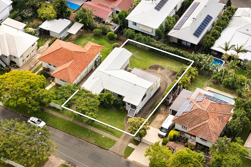 Wavell Heights 4Phòng ngủ Knock Down on 632m2 - Wavell's Best Street
