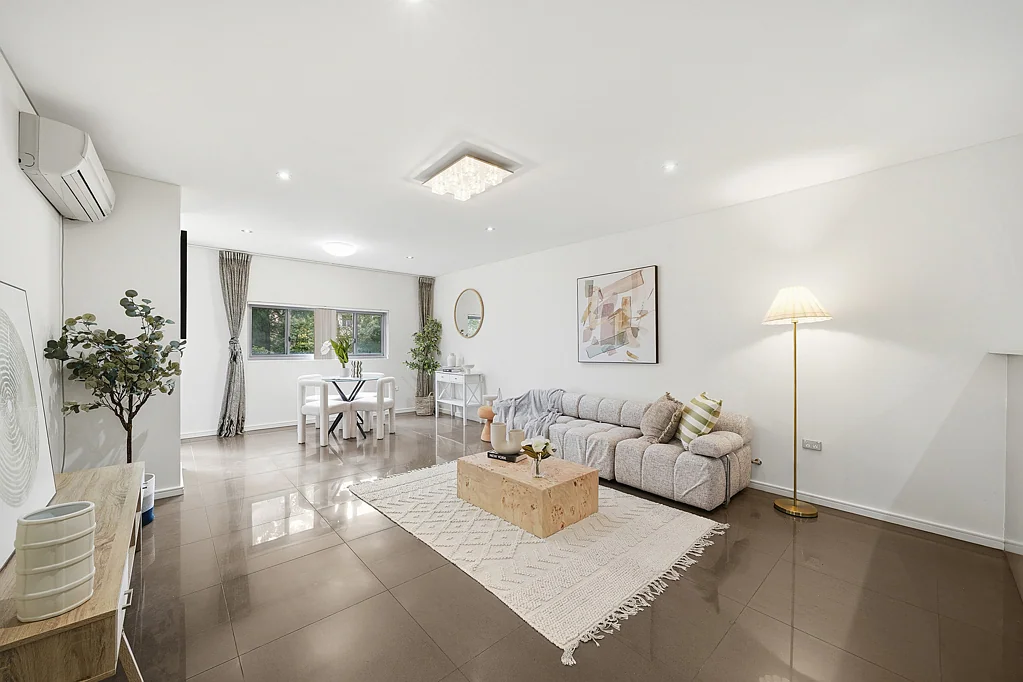 Strathfield 2房 宽敞朝东公寓，坐拥宁静花园景观 Spacious East-Facing Apartment with a Tranquil Garden Outlook
