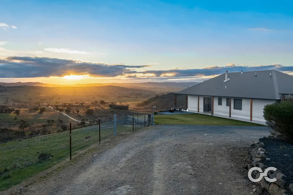Lewis Ponds 3房  Fully Renovated Off-Grid Retreat with Spectacular Rural Views