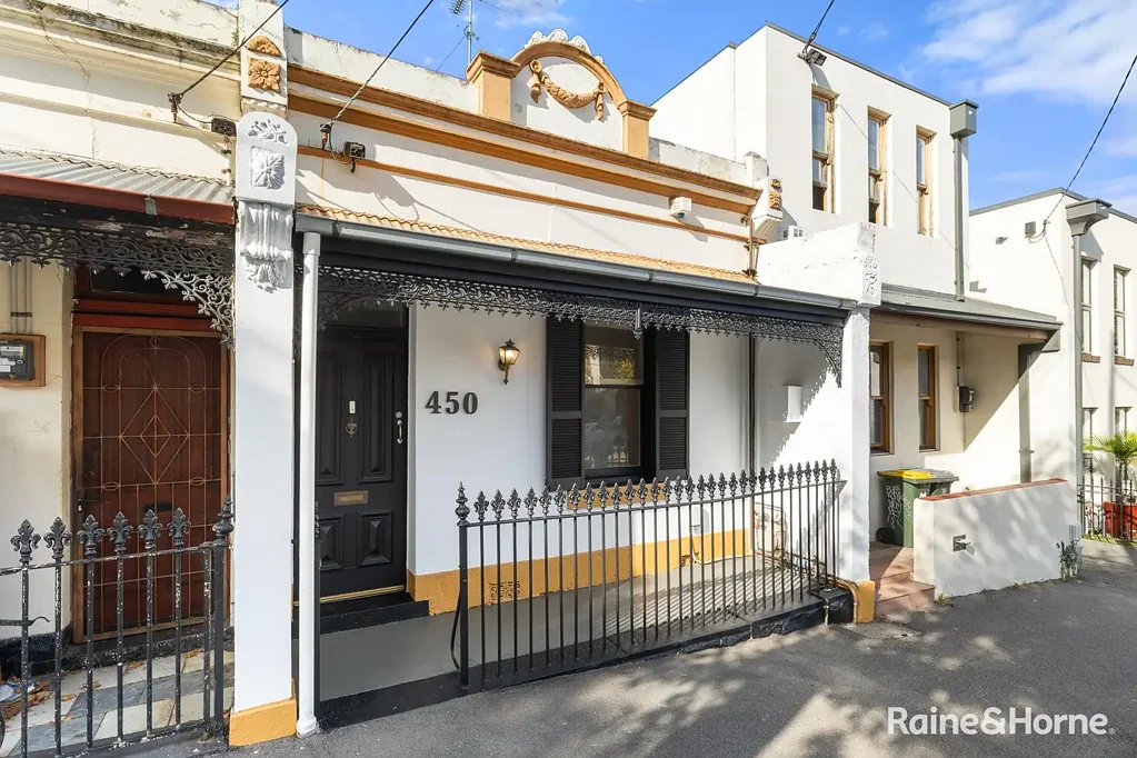 North Melbourne 3房 市中心核心地带 维多利亚式三居室 抛光木地板 分体式冷暖系统 后巷通道潜力 University High School区域 顶级医疗教育配套 便捷生活设施 Period Elegance Meets City-Fringe Opportunity (ROW)