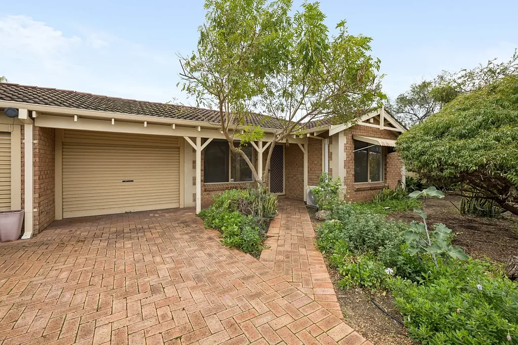 Bibra Lake 4कमरा Elevated Family Living with Leafy Reserve Views