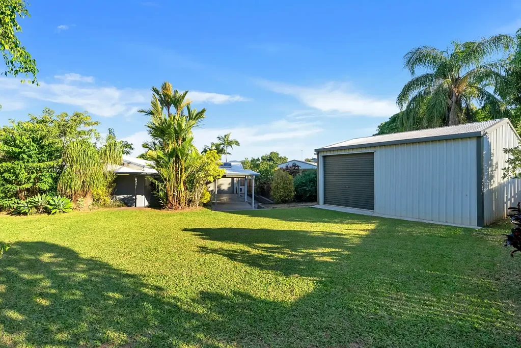 Mount Sheridan 3બેડરૂમ ENTERTAINERS DREAM - DRIVE THRU ACCESS, SOLAR, & HUGE POWERED SHED