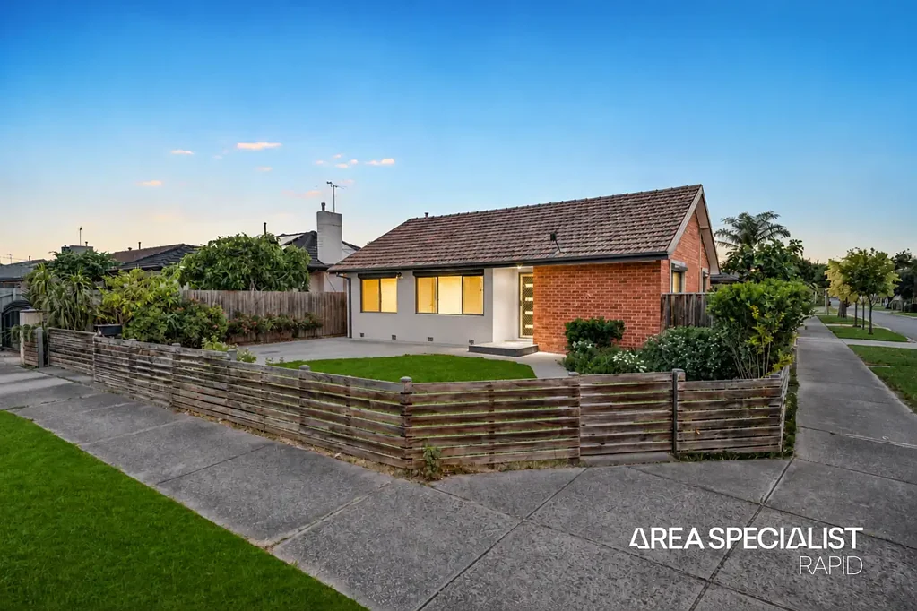 Doveton 3房 简介：全新粉刷，拎包入住，低维护，地理位置优越！ The Brief: Freshly Painted, Move-In Ready & Low-Maintenance in a Convenient Location!