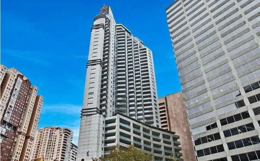 Furnished stylish 2 bedrooms 2 bathrooms apartment & parking near World Square