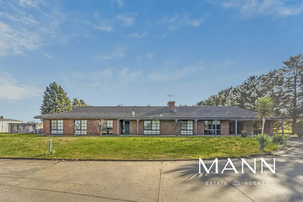 4 Bedroom, 2 Bathroom, more than 2 car space