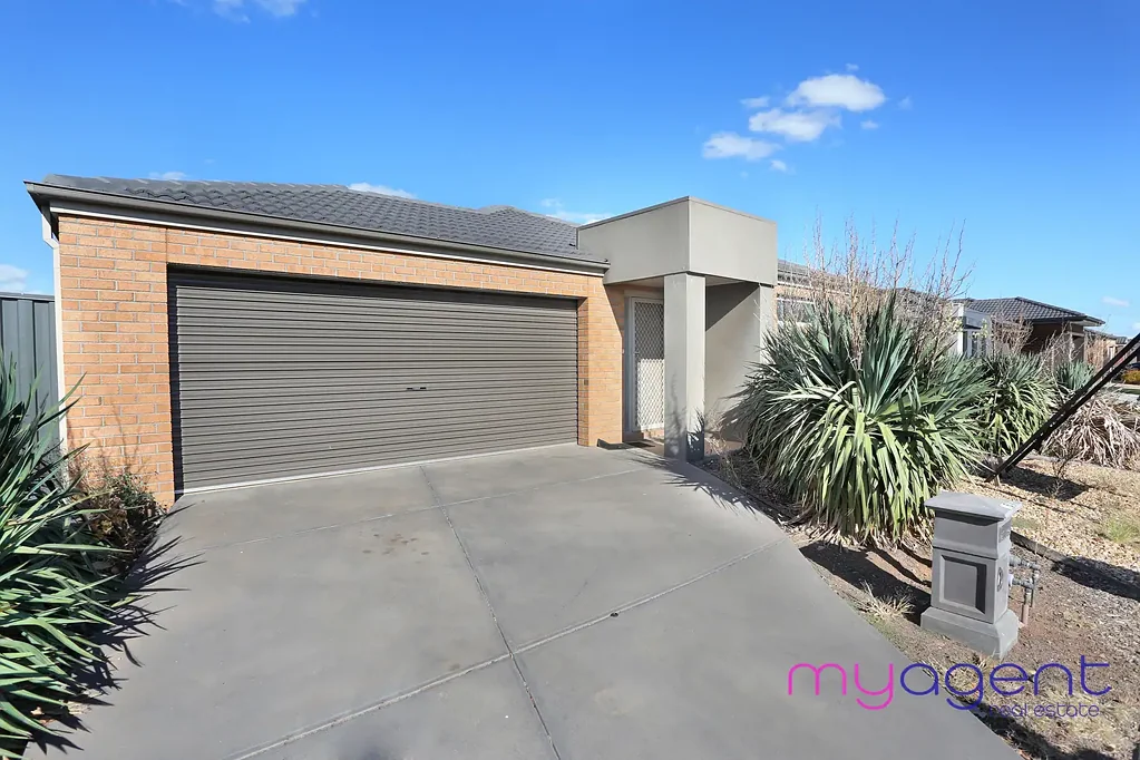 Modern Comfort in Prime Manor Lakes Location – 3 Bed, 2 Bath, Garage