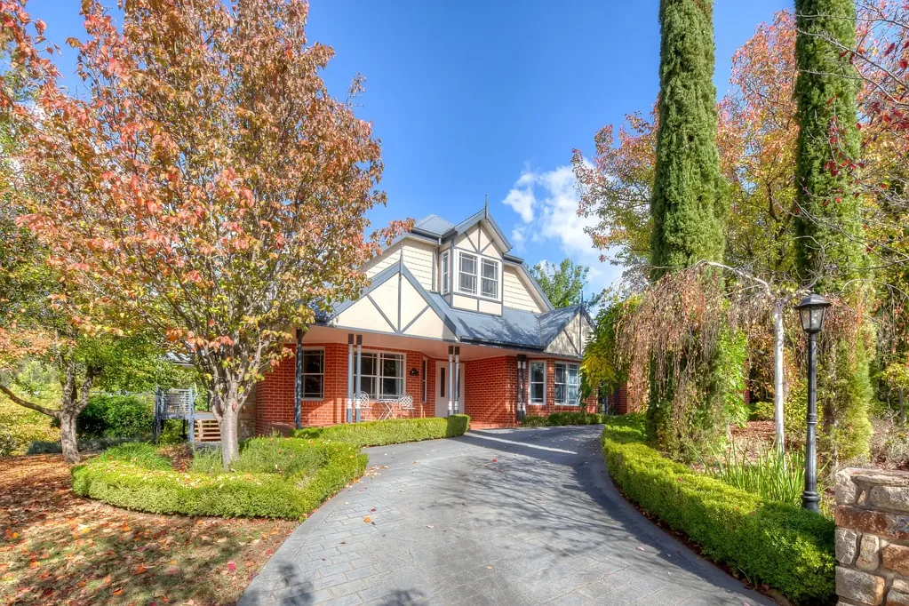 Bright 4房  Immaculate Family Home with Stunning Valley Views