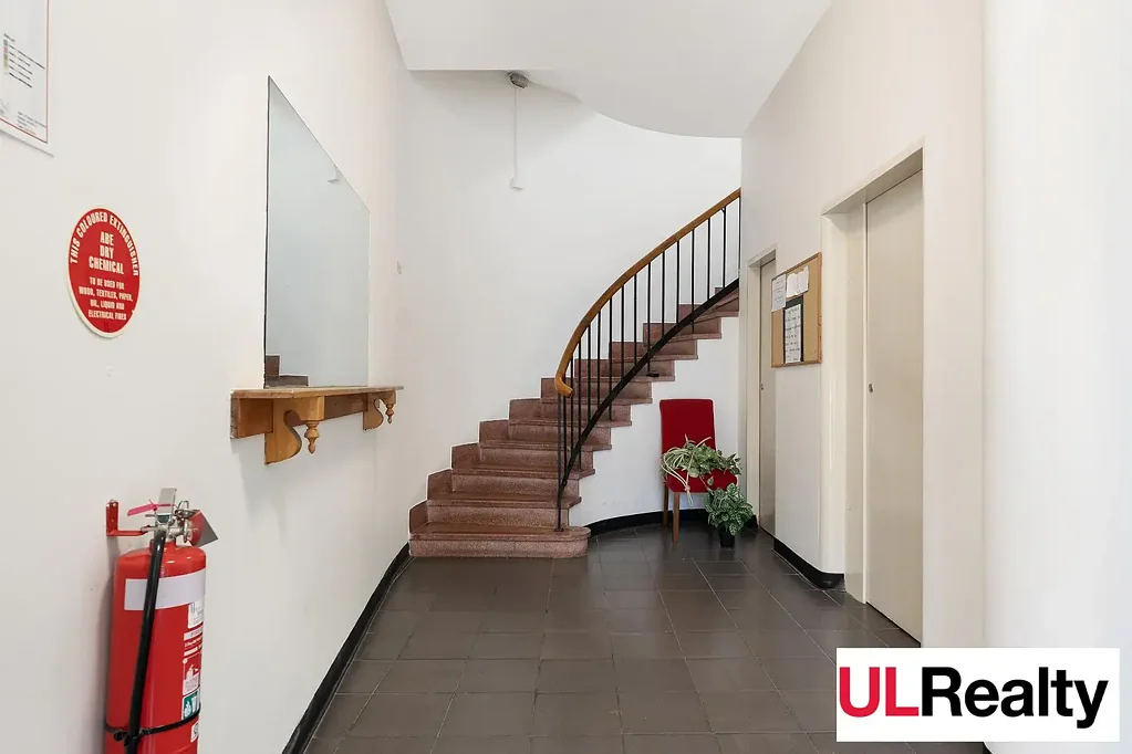 Carlton 1Kwarto Student Investment with City Views