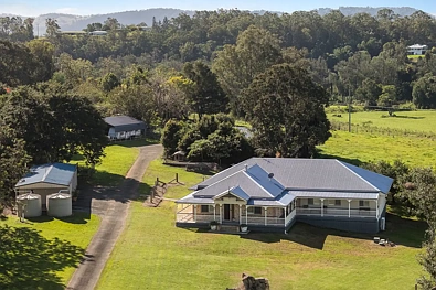 Armstrong Creek 6 Slaapkamer Classic Country Charm on 5.26 Acres with Fertile Land, Bore, Pool and Exceptional Shedding
