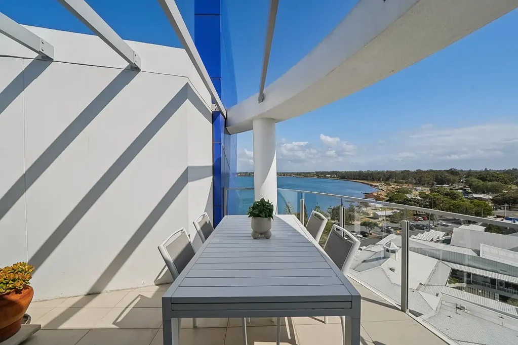 Woody Point 2房 顶层公寓的完美，坐拥海景至腹地景观 PENTHOUSE PERFECTION WITH OCEAN-TO-HINTERLAND VIEWS