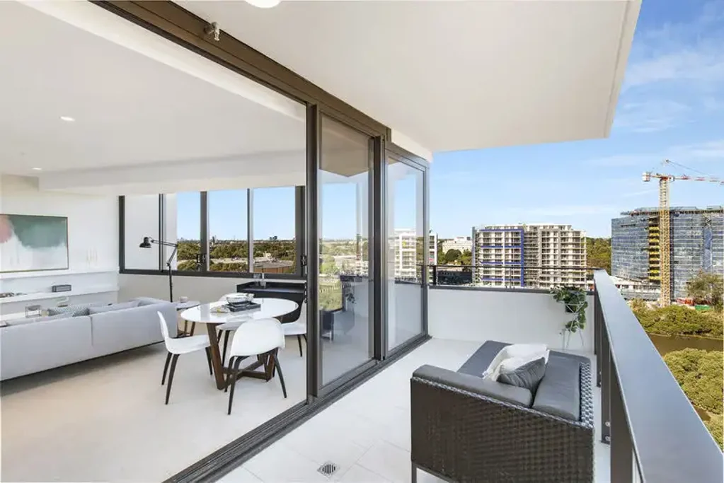 Spacious 2 bedroom apartment with 2 carspace
