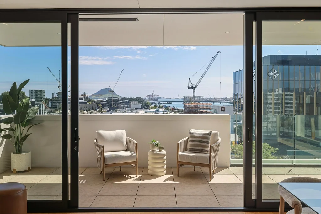Tauranga Central 2 Slaapkamer Downsize without compromise - titles issued!