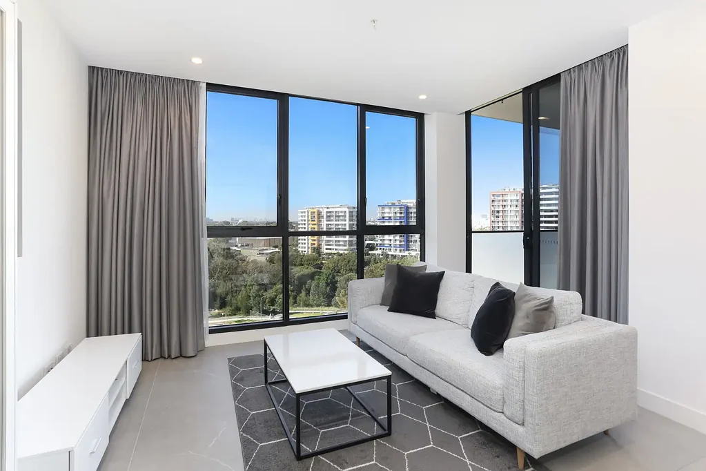 Stylish one-Bedroom apartment with study & city views
