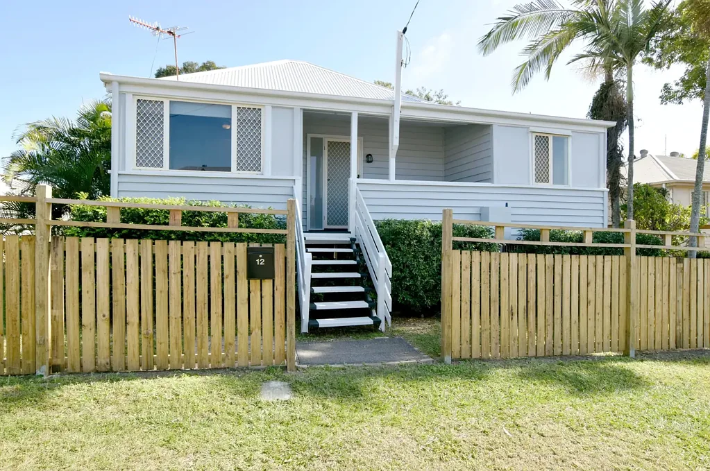 APPROVED APPLICATION-FRESHLY RENOVATED & READY TO IMPRESS - A MODERN GEM IN THE HEART OF GLADSTONE!