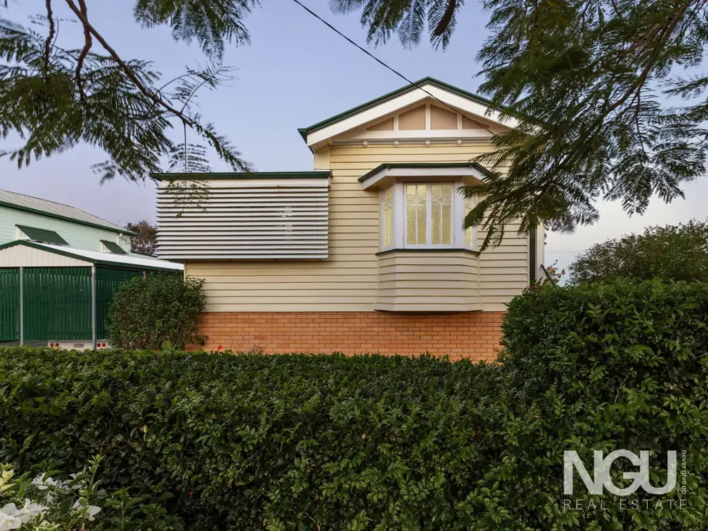 Booval 3 Slaapkamer Spacious & Immaculately Maintained Character Home in Coveted Booval Location