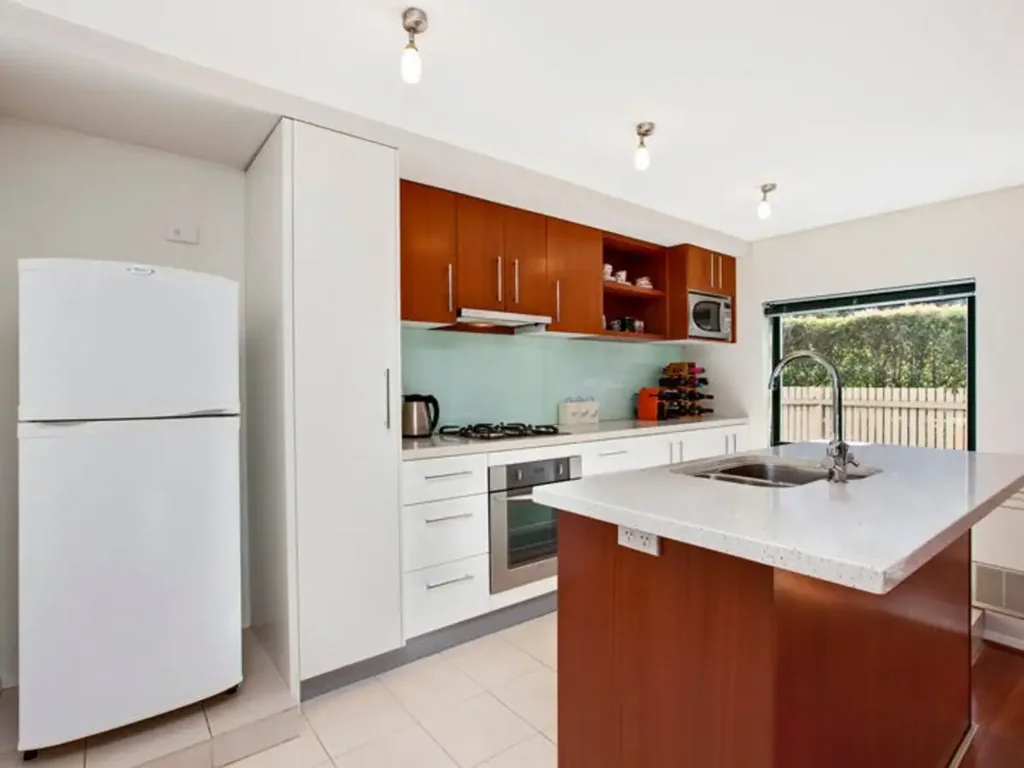 Stylish Modern Studio with Sunny North-East Courtyard & Secure Parking