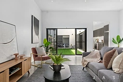 2/12-20 Broadway, Caroline Springs