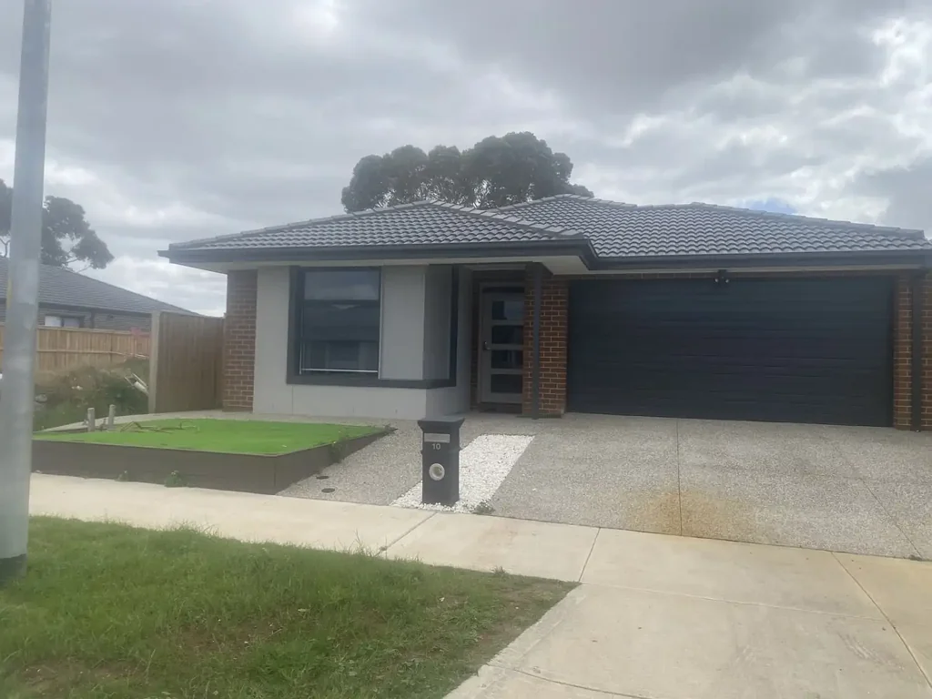 NEARLY  NEW FAMILY HOME IN AN IDEAL LOCATION !!! CAN CALL 5 BEDROOMS