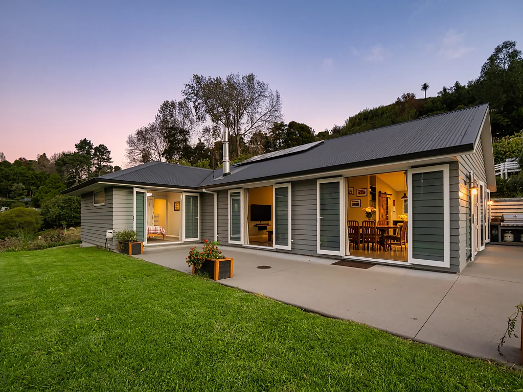 Te Puna  Peaceful Minden living with rural views