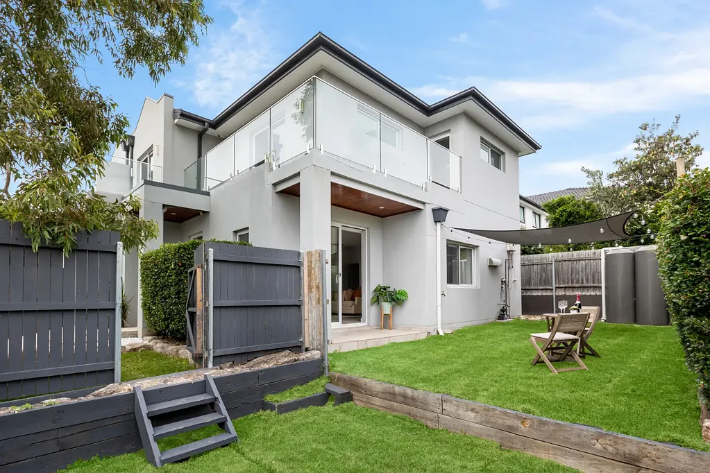 Earlwood 3chambre Elevated family living with city views and versatile living spaces