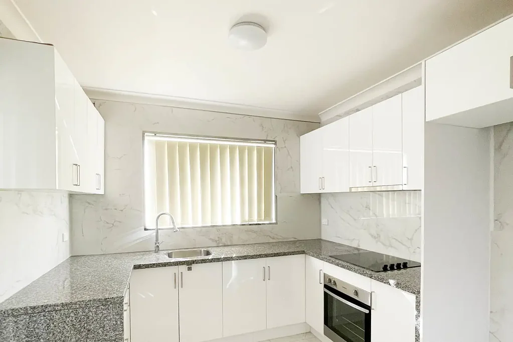 GOOD CONDITION UNIT IN THE PRIME LOCATION