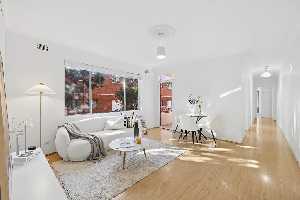 Ashfield 2Phòng ngủ Stylish Full-Brick Apartment with Space, Light & Exceptional Convenience