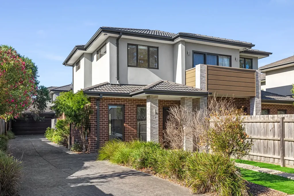 Glen Waverley 3房 朝北采光充足 开放式厨房Bosch电器 主卧独立卫浴 私密围栏后院 步行Burwood One Plaza No body corporate, only have strata insurance