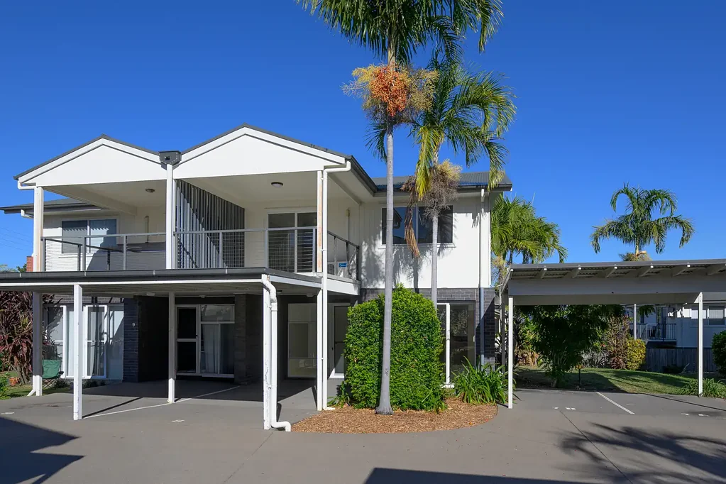 West Gladstone 3 Bedroom Stylish Townhouse - Walk to Everything!