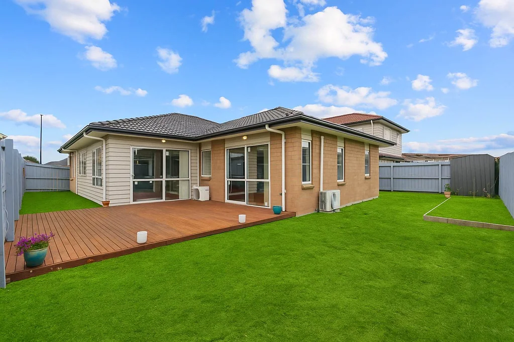 Takanini 4બેડરૂમ SINGLE LEVEL BRICK & TILE BEAUTY – MUST BE SOLD!