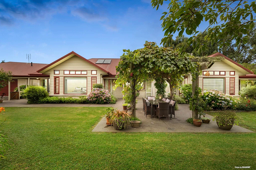 Waiuku 4房 建筑美学与乡村生活完美融合！1.5687公顷地块，景观花园+放牧围场+谷仓，私密宁静！ Architectural Estate Living – Private, Refined...